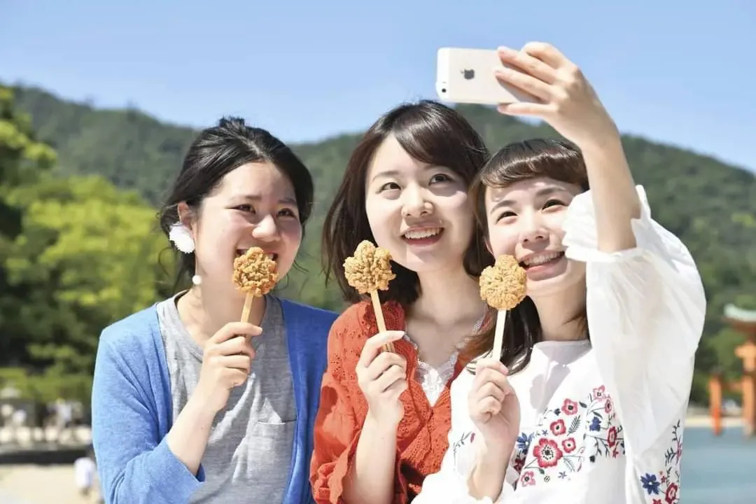 Capture a memorable photo with fried momiji manju