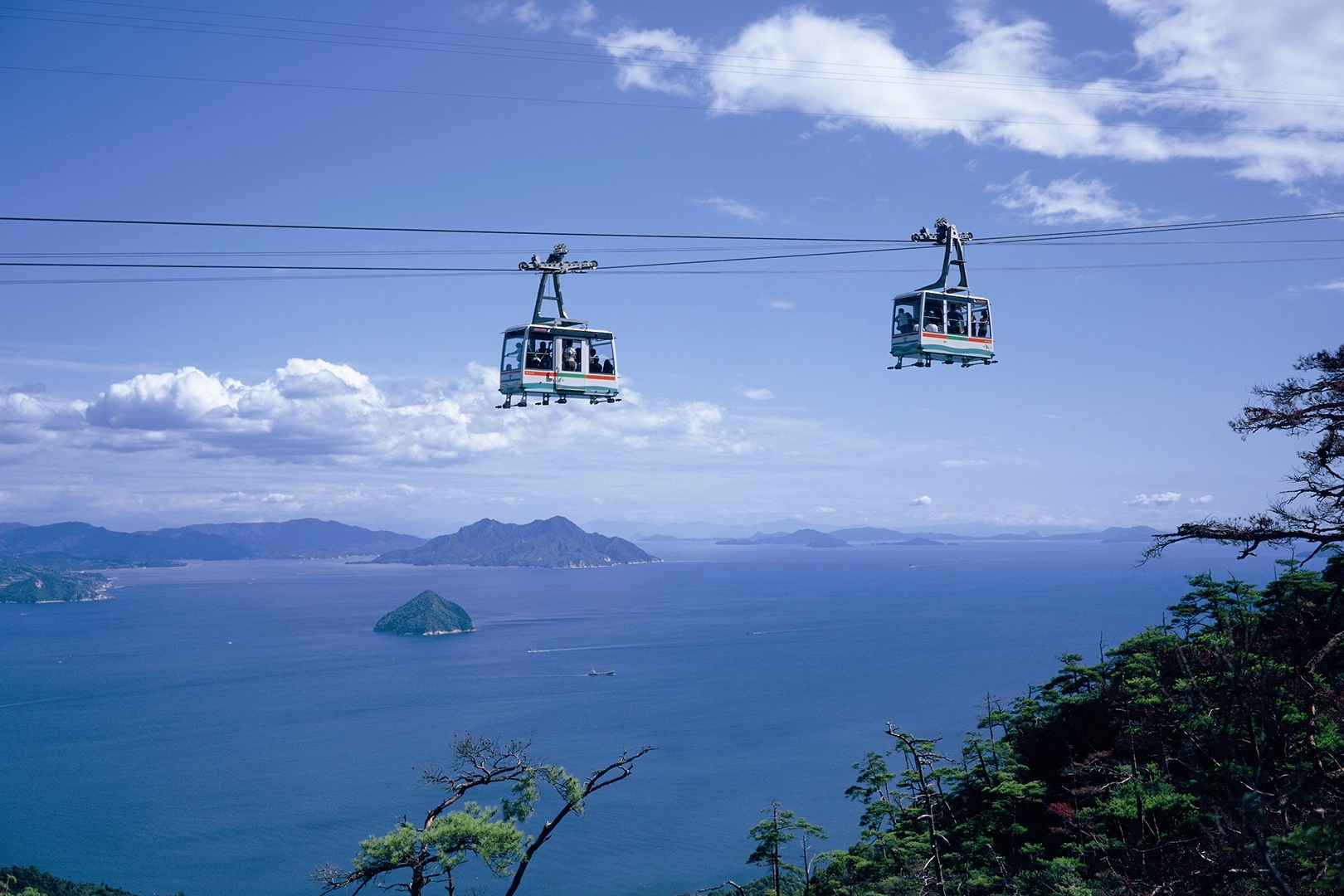 Ropeway (dual cable) connecting the foothills and the summit of Mount Misen.