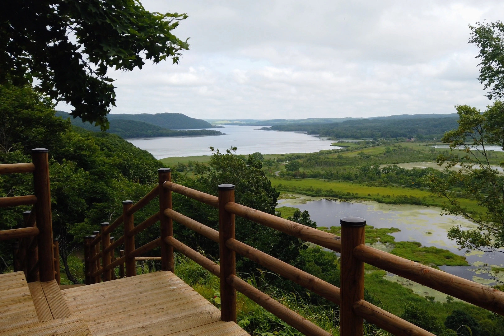 The name Lake Toro comes from the Ainu words "to" (lake/marsh) and "oro" (place of)