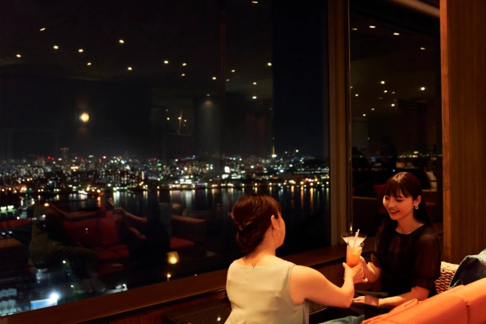 Cheers while enjoying nightscape at Sky Lounge Top of Hiroshima