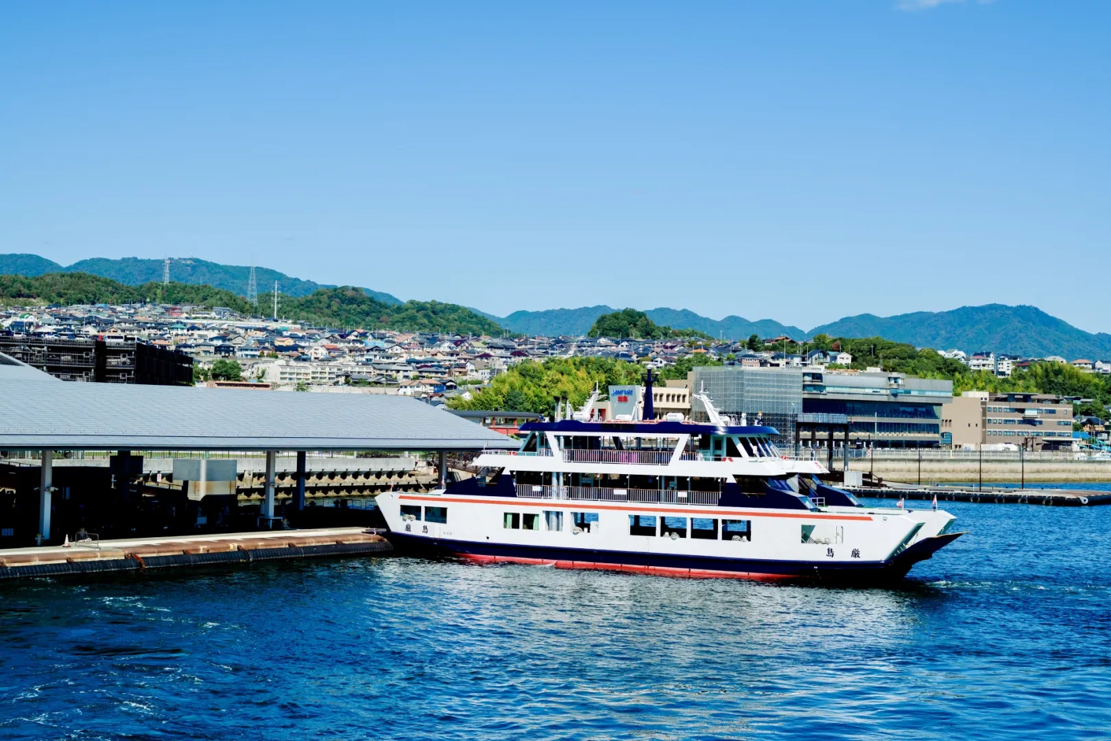 Just a 10-minute ferry ride from Miyajimaguchi Station! Itsukushima Shrine is also close