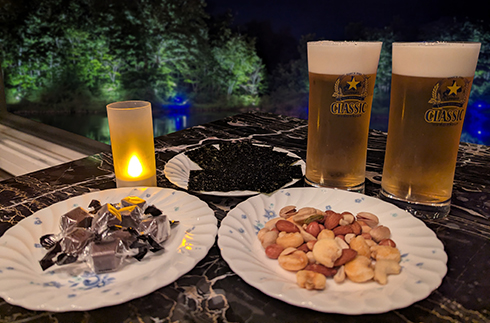 泡湯後小酌一杯，享受微醺時光。附贈夜酒兌換券（僅含客房）