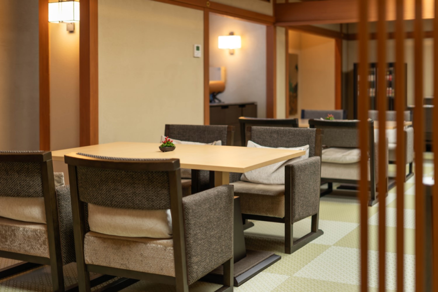 室内康养设施空间设有一座带扶手的亮蓝色按摩浴池,周围铺设米色瓷砖地面和墙面。宽敞的区域内配有休闲躺椅和梳妆区域,为宾客提供舒适放松的环境。