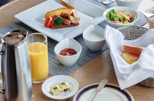 [Member] In-room dining Breakfast included