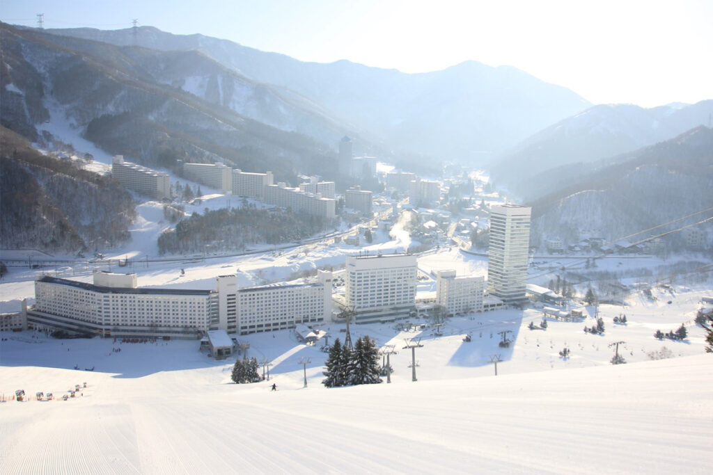 Winter scenery of the hotel as seen from the ski slope　(ゲレンデから眺めるホテルの冬景色)