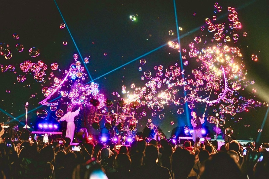 New Year Premium Stay: Dinner Buffet with Free-Flow Drinks & Concert