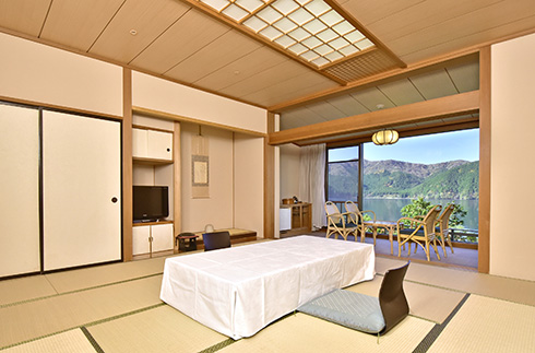 Japanese-style lakeview room