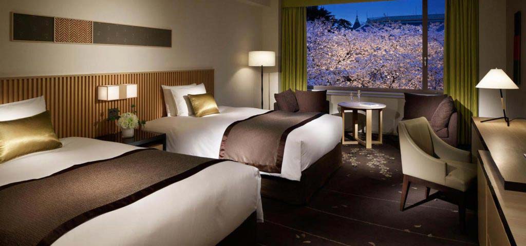 From the hotel room window, the night view shows cherry blossoms in full bloom.