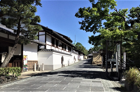 東山路旁的觸摸佛像