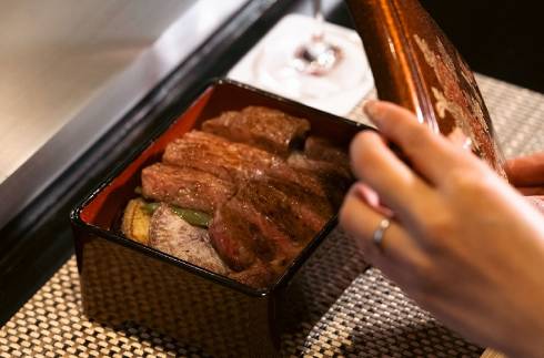 Teppanyaki Dinner with Souvenir; Bring the cherished memento of Teppanyaki Katsura home.