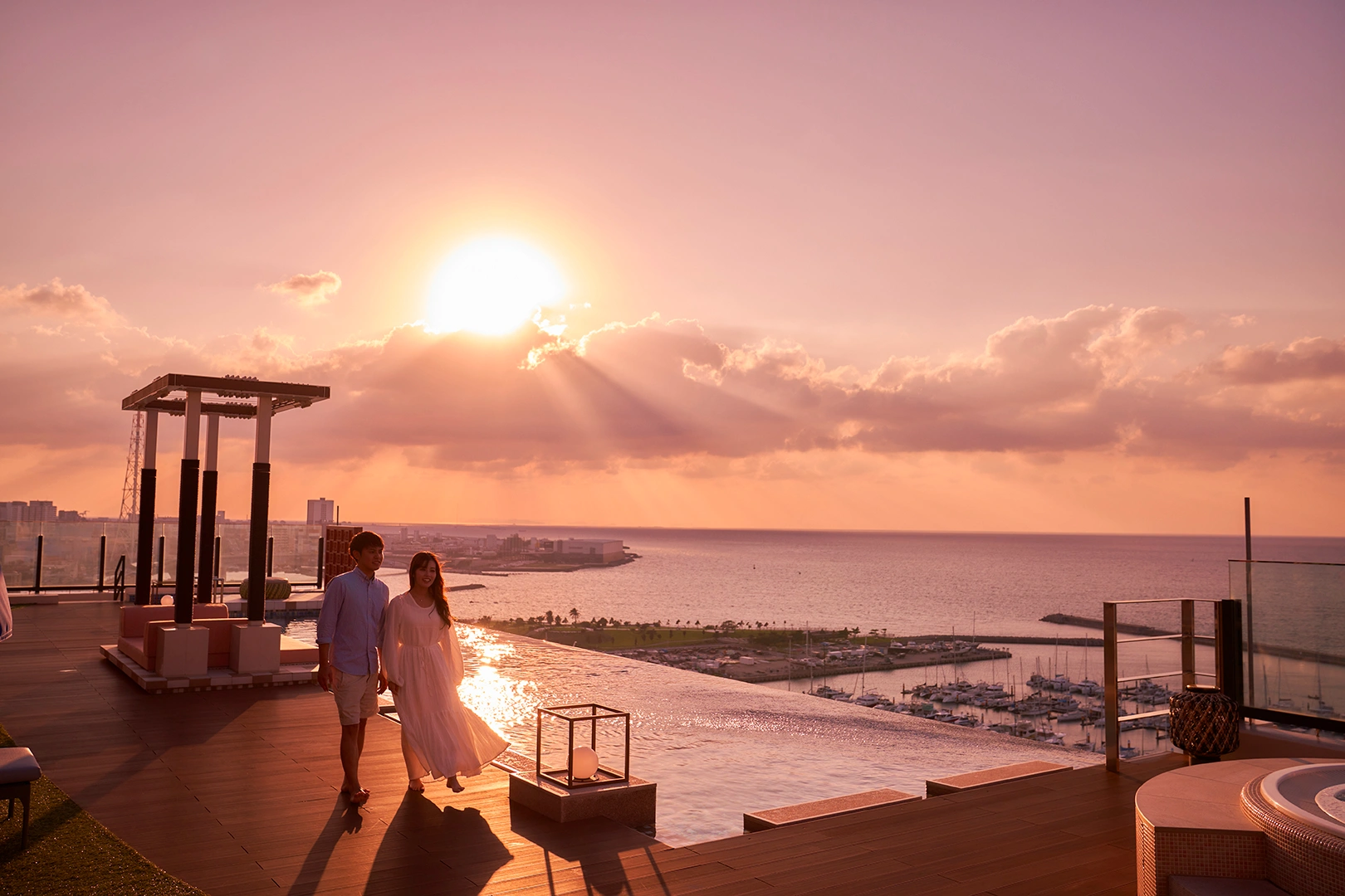 夕方のインフィニティプール