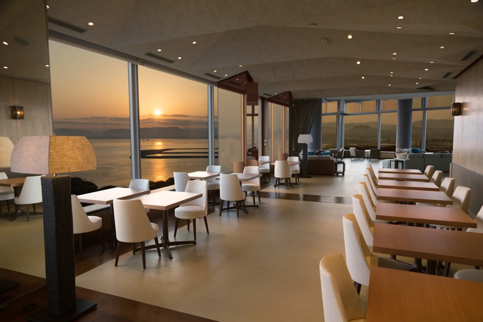 『Sky Lounge Top of Hiroshima』在可眺望濑户内海的座位用餐示意图