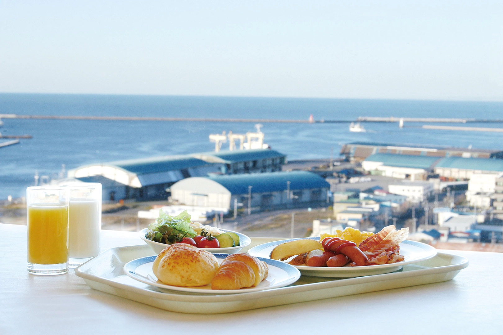 邊眺望大海邊享用的早餐